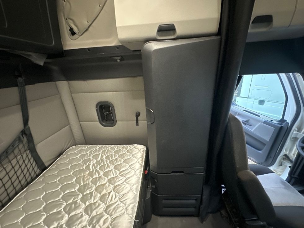 Sleeper Tractor-Heavy Duty Tractors-Freightliner-2021-T12664ST-Rockwall-TX-332,753\n\t\tmiles-$ 86,250 - Image 18