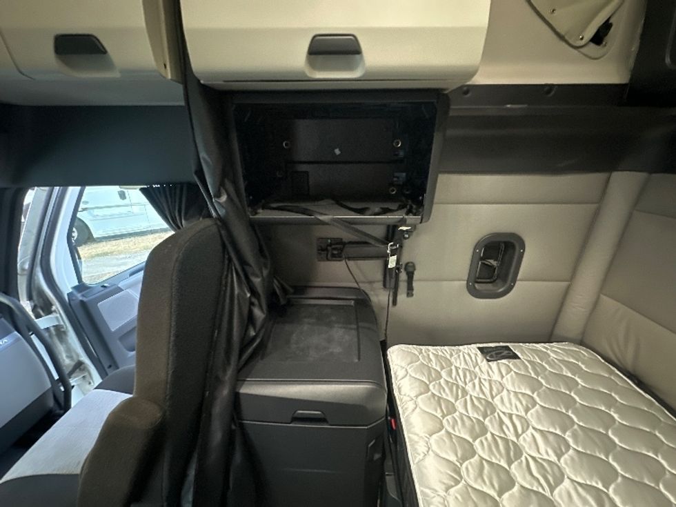 Sleeper Tractor-Heavy Duty Tractors-Freightliner-2021-T12664ST-Rockwall-TX-332,753\n\t\tmiles-$ 86,250 - Image 19