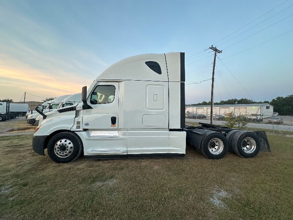 2021 Freightliner Cascadia 126" Sleeper Cab photo 4