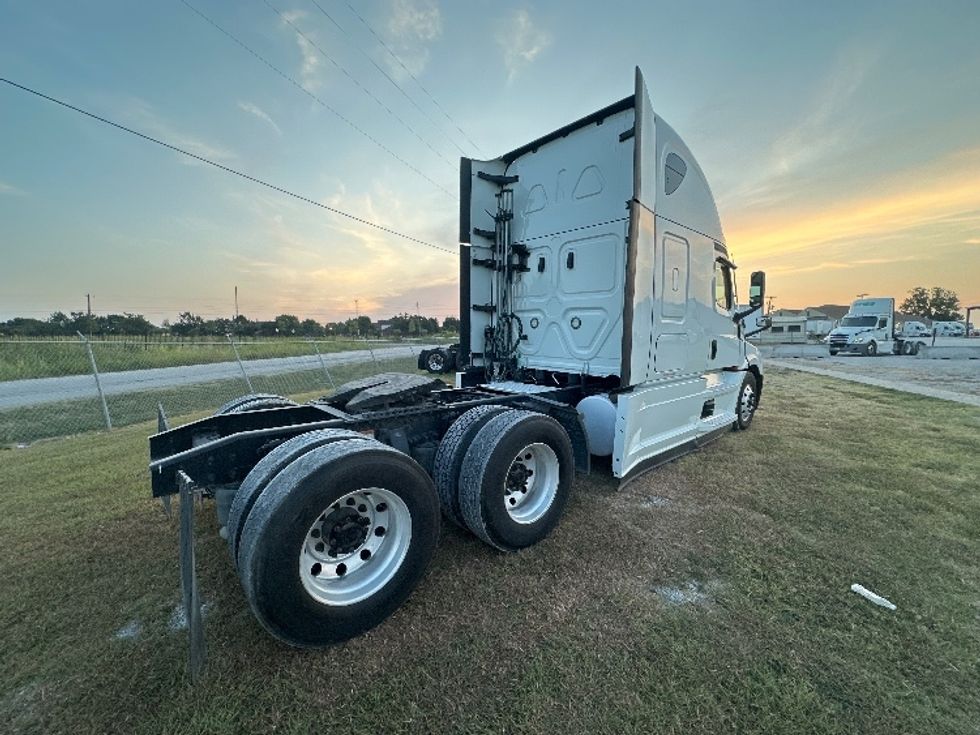 Sleeper Tractor-Heavy Duty Tractors-Freightliner-2021-T12664ST-Rockwall-TX-332,753\n\t\tmiles-$ 86,250 - Image 7