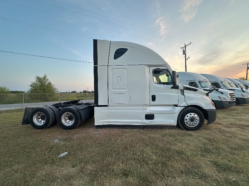 Sleeper Tractor-Heavy Duty Tractors-Freightliner-2021-T12664ST-Rockwall-TX-332,753\n\t\tmiles-$ 86,250 - Image 8