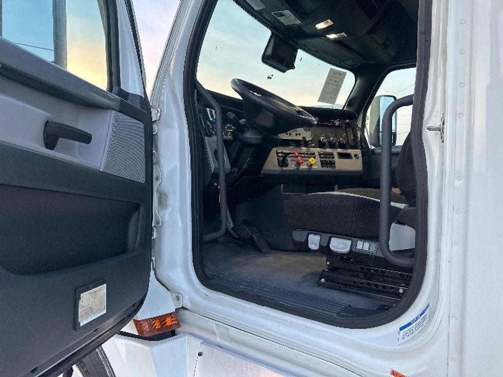 Sleeper Tractor-Heavy Duty Tractors-Freightliner-2021-T12664ST-Rockwall-TX-332,753\n\t\tmiles-$ 86,250 - Image 9