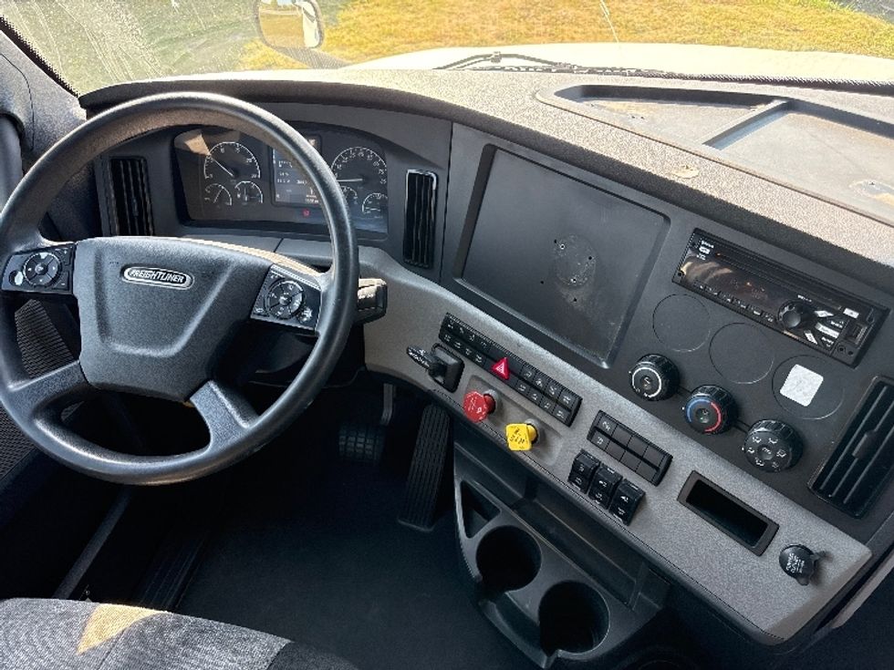 Sleeper Tractor-Heavy Duty Tractors-Freightliner-2021-T12664ST-Rockwall-TX-364,951\n\t\tmiles-$ 84,000 - Image 11