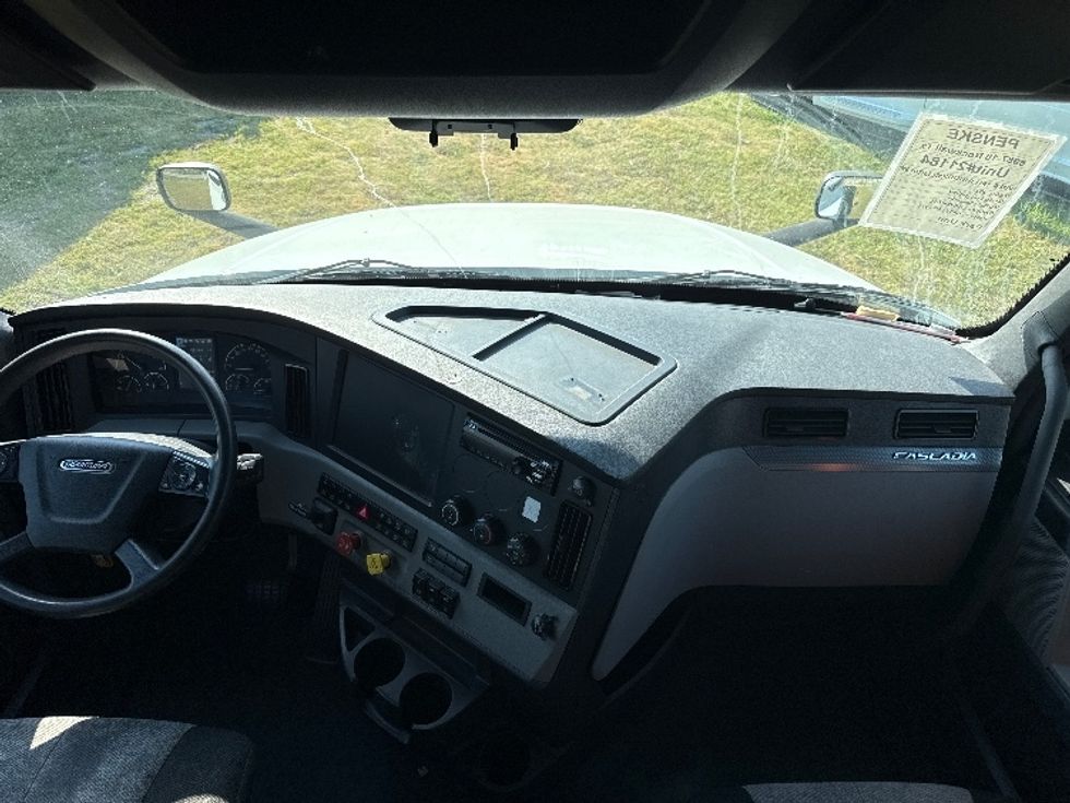 Sleeper Tractor-Heavy Duty Tractors-Freightliner-2021-T12664ST-Rockwall-TX-364,951\n\t\tmiles-$ 84,000 - Image 12