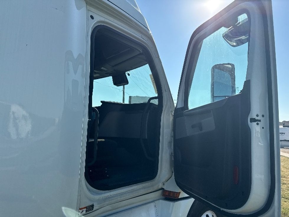 Sleeper Tractor-Heavy Duty Tractors-Freightliner-2021-T12664ST-Rockwall-TX-364,951\n\t\tmiles-$ 84,000 - Image 13