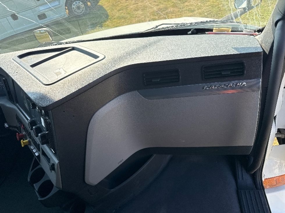 Sleeper Tractor-Heavy Duty Tractors-Freightliner-2021-T12664ST-Rockwall-TX-364,951\n\t\tmiles-$ 84,000 - Image 14