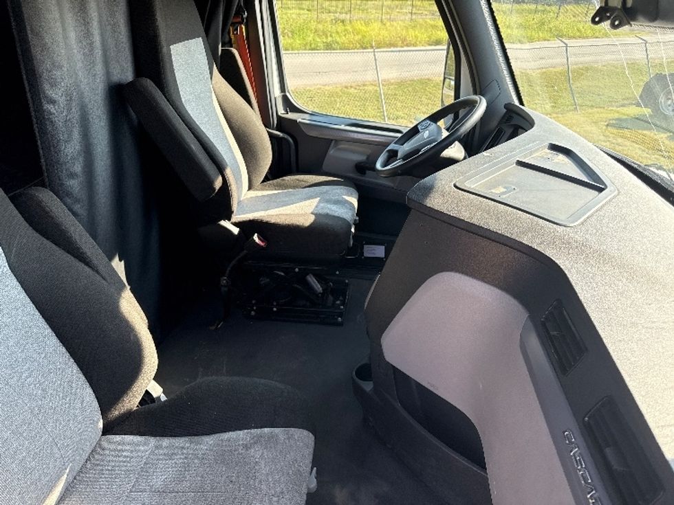 Sleeper Tractor-Heavy Duty Tractors-Freightliner-2021-T12664ST-Rockwall-TX-364,951\n\t\tmiles-$ 84,000 - Image 15