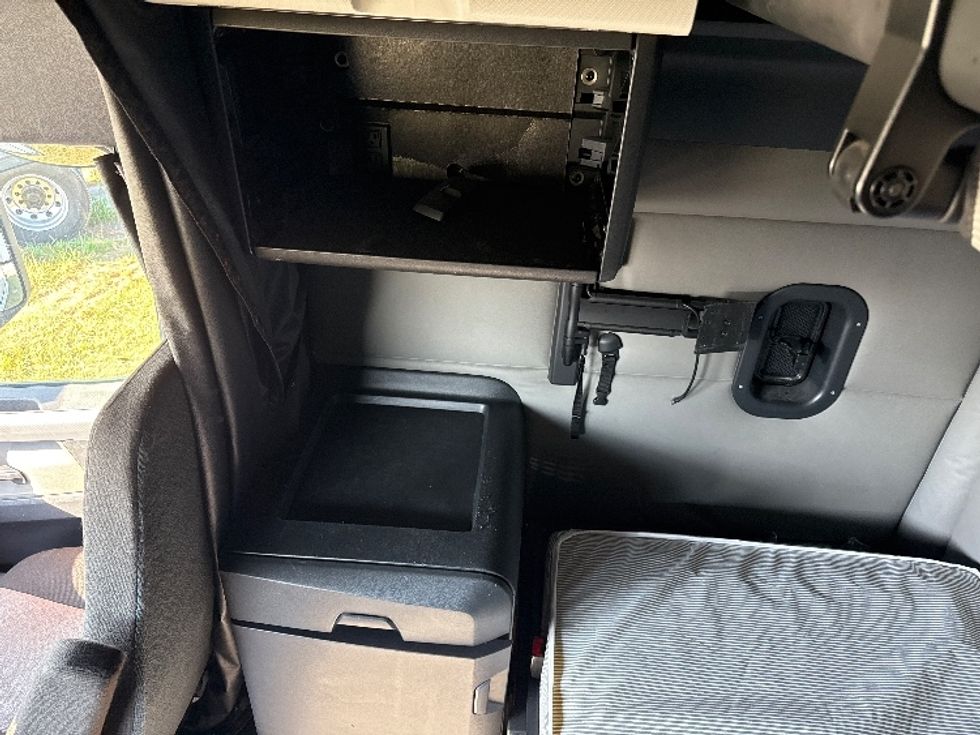 Sleeper Tractor-Heavy Duty Tractors-Freightliner-2021-T12664ST-Rockwall-TX-364,951\n\t\tmiles-$ 84,000 - Image 19