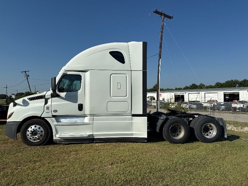 Sleeper Tractor-Heavy Duty Tractors-Freightliner-2021-T12664ST-Rockwall-TX-364,951\n\t\tmiles-$ 84,000 - Image 4