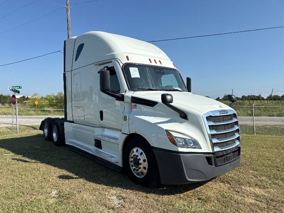 Sleeper Tractor-Heavy Duty Tractors-Freightliner-2021-T12664ST-Rockwall-TX-380,465\n\t\tmiles-$ 82,500 - Image 1