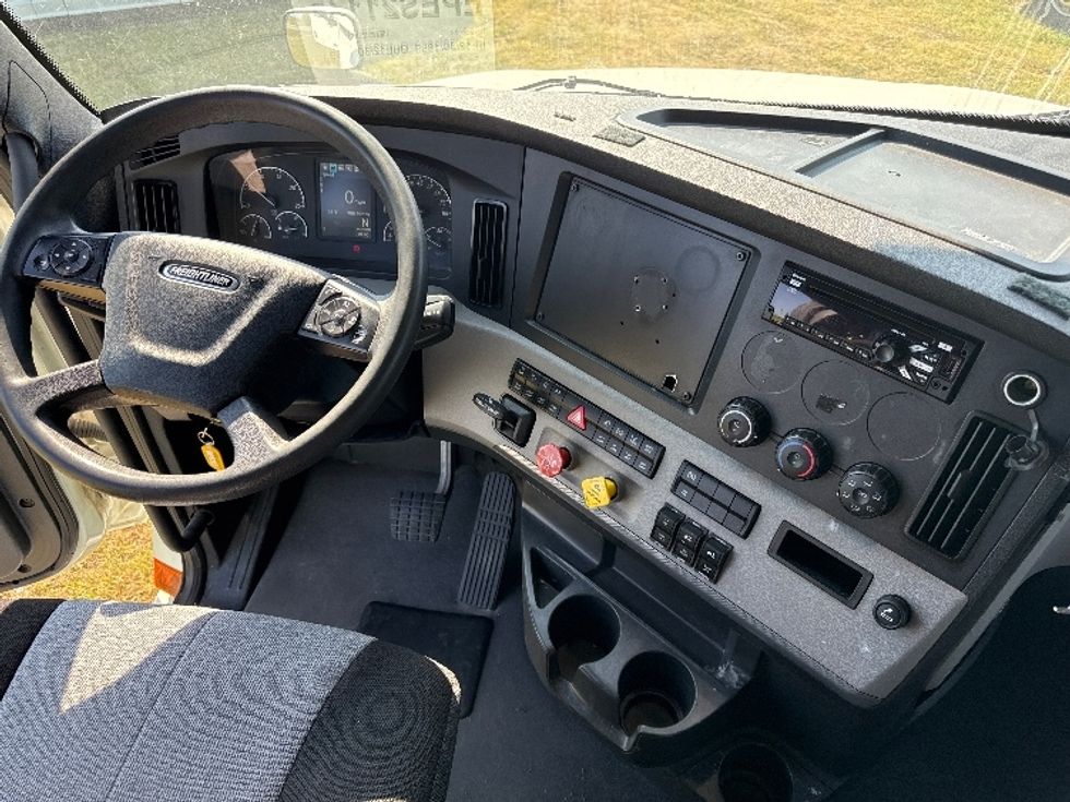 Sleeper Tractor-Heavy Duty Tractors-Freightliner-2021-T12664ST-Rockwall-TX-380,465\n\t\tmiles-$ 82,500 - Image 11