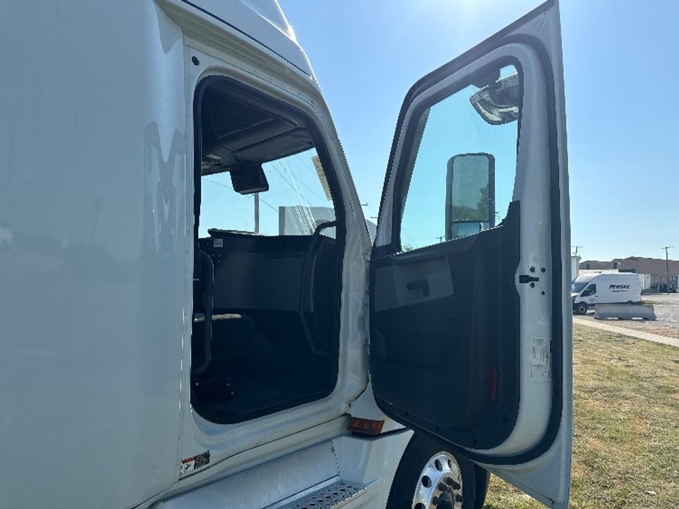 Sleeper Tractor-Heavy Duty Tractors-Freightliner-2021-T12664ST-Rockwall-TX-380,465\n\t\tmiles-$ 82,500 - Image 13