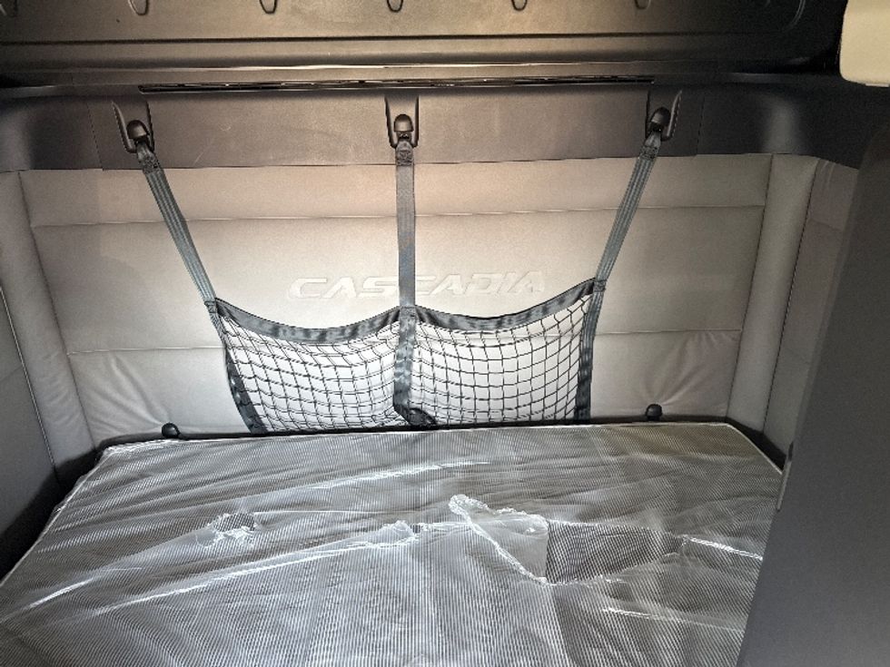 Sleeper Tractor-Heavy Duty Tractors-Freightliner-2021-T12664ST-Rockwall-TX-380,465\n\t\tmiles-$ 82,500 - Image 16