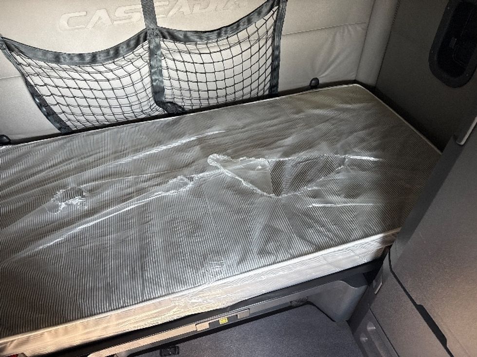 Sleeper Tractor-Heavy Duty Tractors-Freightliner-2021-T12664ST-Rockwall-TX-380,465\n\t\tmiles-$ 82,500 - Image 17