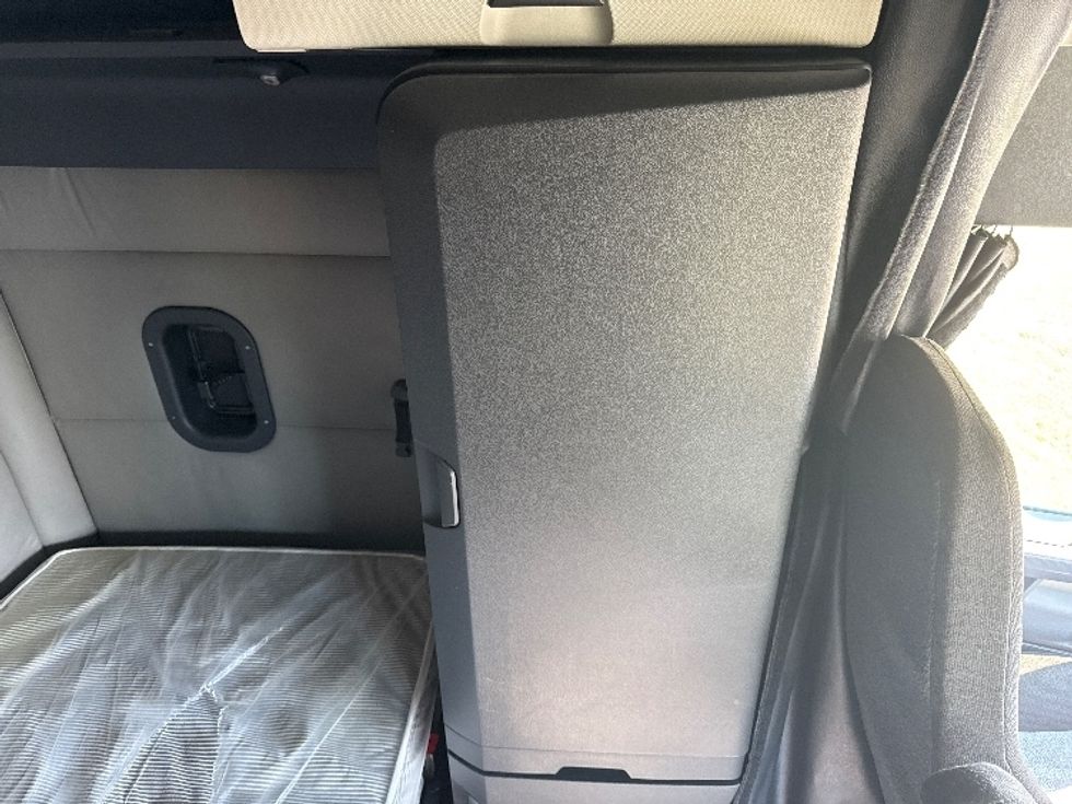 Sleeper Tractor-Heavy Duty Tractors-Freightliner-2021-T12664ST-Rockwall-TX-380,465\n\t\tmiles-$ 82,500 - Image 18