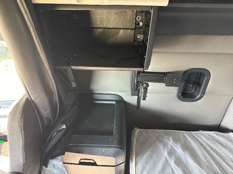 Sleeper Tractor-Heavy Duty Tractors-Freightliner-2021-T12664ST-Rockwall-TX-380,465\n\t\tmiles-$ 82,500 - Image 19