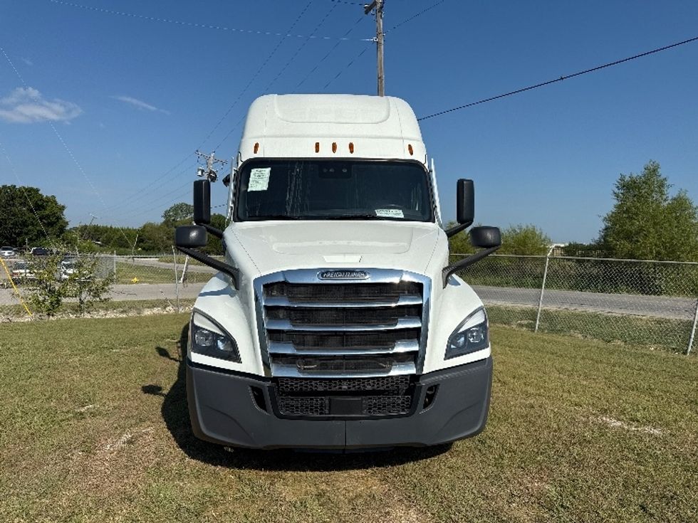 Sleeper Tractor-Heavy Duty Tractors-Freightliner-2021-T12664ST-Rockwall-TX-380,465\n\t\tmiles-$ 82,500 - Image 2