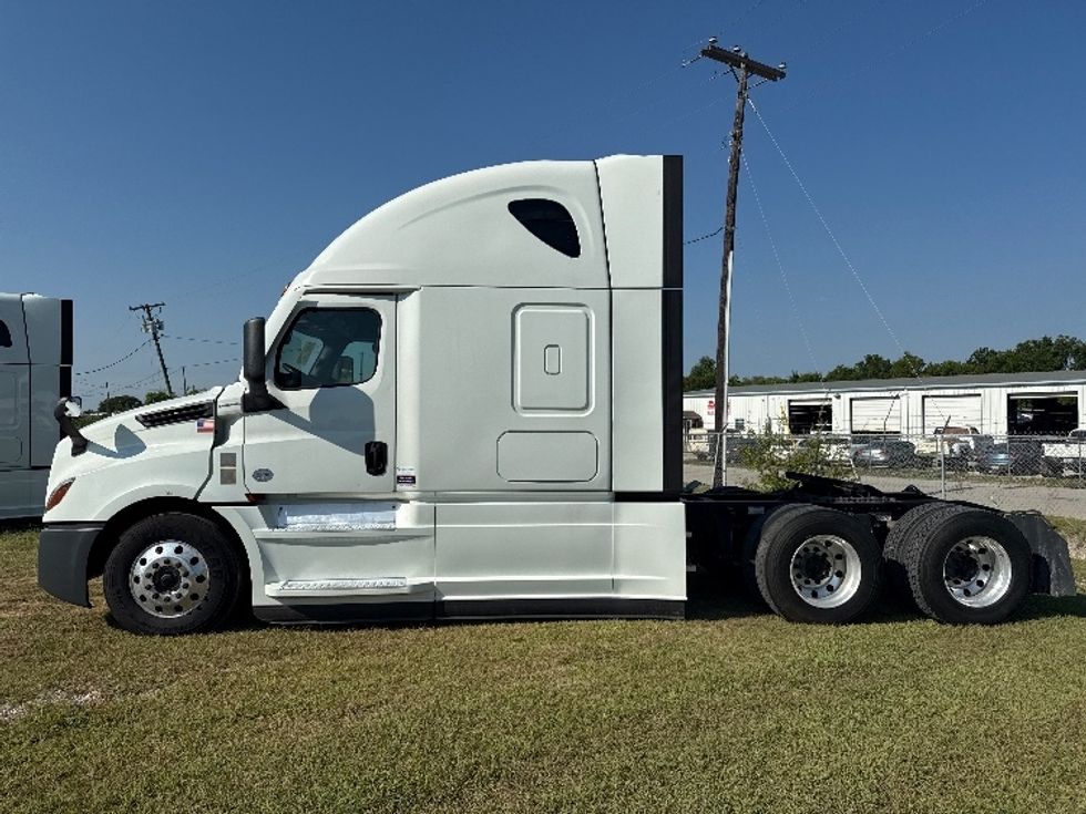 Sleeper Tractor-Heavy Duty Tractors-Freightliner-2021-T12664ST-Rockwall-TX-380,465\n\t\tmiles-$ 82,500 - Image 4