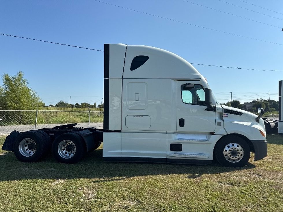 Sleeper Tractor-Heavy Duty Tractors-Freightliner-2021-T12664ST-Rockwall-TX-380,465\n\t\tmiles-$ 82,500 - Image 8
