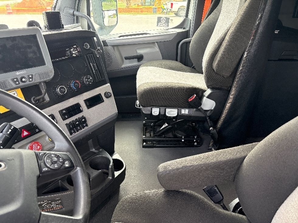 Sleeper Tractor-Heavy Duty Tractors-Freightliner-2021-T12664ST-Rockwall-TX-399,165\n\t\tmiles-$ 81,250 - Image 10