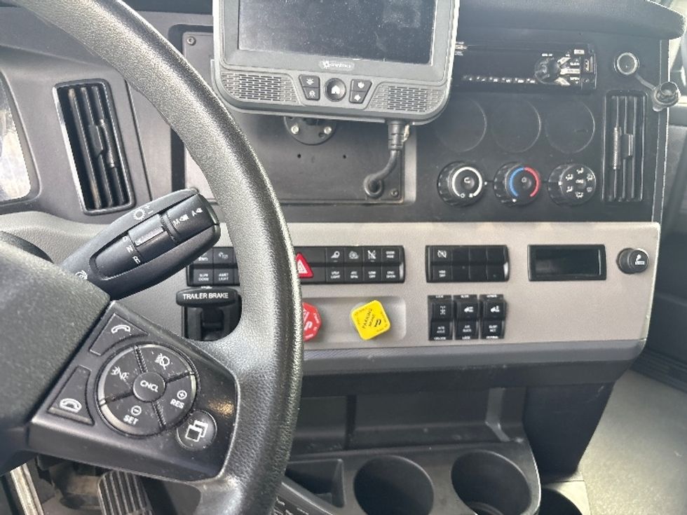 Sleeper Tractor-Heavy Duty Tractors-Freightliner-2021-T12664ST-Rockwall-TX-399,165\n\t\tmiles-$ 81,250 - Image 12