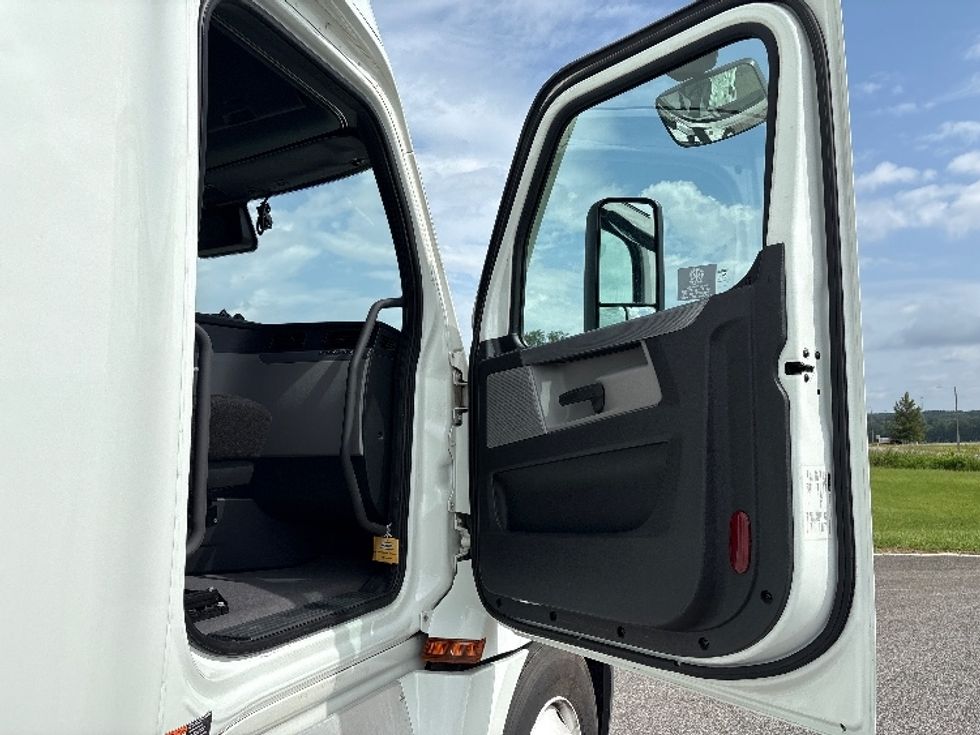 Sleeper Tractor-Heavy Duty Tractors-Freightliner-2021-T12664ST-Rockwall-TX-399,165\n\t\tmiles-$ 81,250 - Image 13