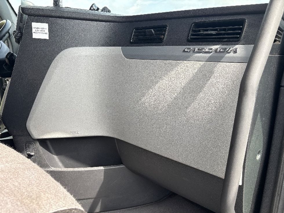 Sleeper Tractor-Heavy Duty Tractors-Freightliner-2021-T12664ST-Rockwall-TX-399,165\n\t\tmiles-$ 81,250 - Image 14