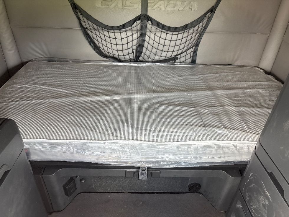 Sleeper Tractor-Heavy Duty Tractors-Freightliner-2021-T12664ST-Rockwall-TX-399,165\n\t\tmiles-$ 81,250 - Image 16