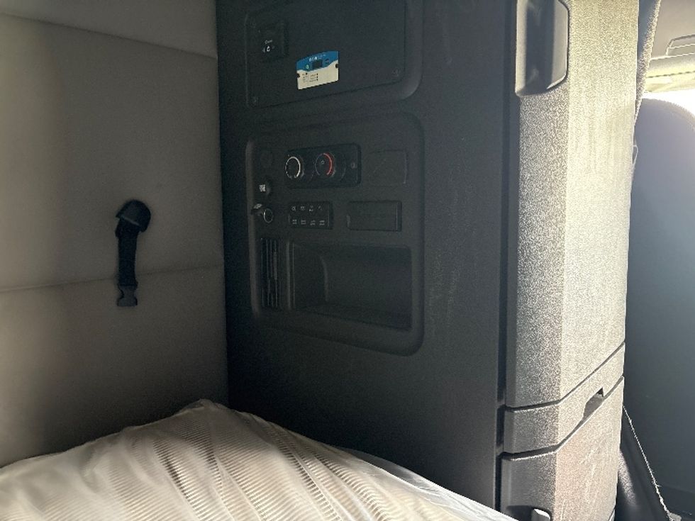 Sleeper Tractor-Heavy Duty Tractors-Freightliner-2021-T12664ST-Rockwall-TX-399,165\n\t\tmiles-$ 81,250 - Image 18