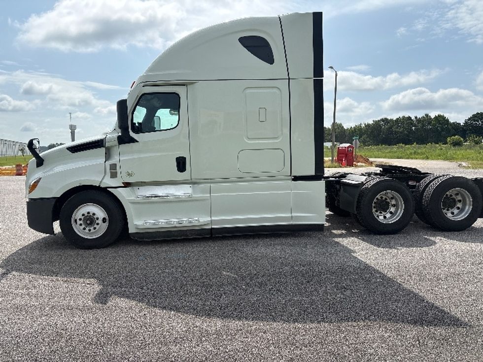 Sleeper Tractor-Heavy Duty Tractors-Freightliner-2021-T12664ST-Rockwall-TX-399,165\n\t\tmiles-$ 81,250 - Image 4
