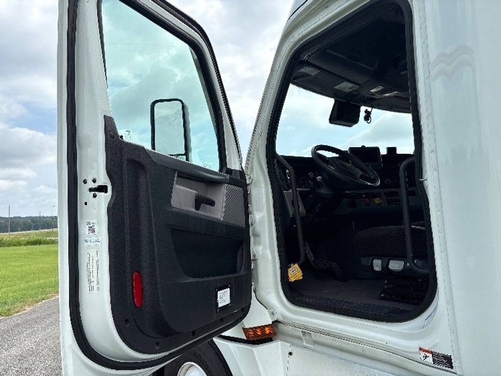 Sleeper Tractor-Heavy Duty Tractors-Freightliner-2021-T12664ST-Rockwall-TX-399,165\n\t\tmiles-$ 81,250 - Image 9