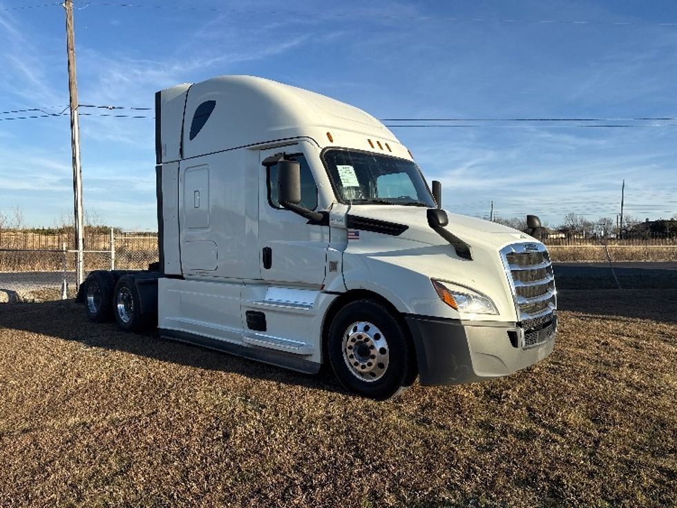 Sleeper Tractor-Heavy Duty Tractors-Freightliner-2021-T12664ST-Rockwall-TX-404,501\n\t\tmiles-$ 74,750 - Image 1