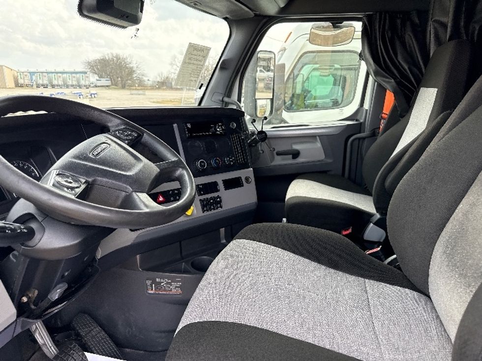 Sleeper Tractor-Heavy Duty Tractors-Freightliner-2021-T12664ST-Rockwall-TX-404,501\n\t\tmiles-$ 74,750 - Image 10