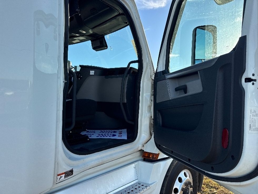 Sleeper Tractor-Heavy Duty Tractors-Freightliner-2021-T12664ST-Rockwall-TX-404,501\n\t\tmiles-$ 74,750 - Image 13