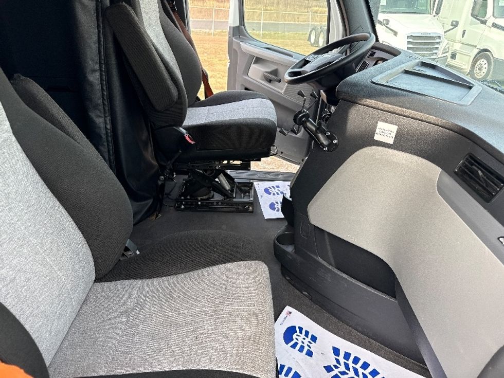 Sleeper Tractor-Heavy Duty Tractors-Freightliner-2021-T12664ST-Rockwall-TX-404,501\n\t\tmiles-$ 74,750 - Image 15