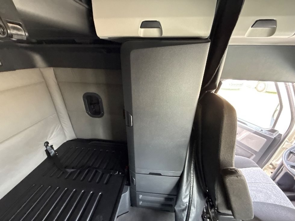 Sleeper Tractor-Heavy Duty Tractors-Freightliner-2021-T12664ST-Rockwall-TX-404,501\n\t\tmiles-$ 74,750 - Image 18