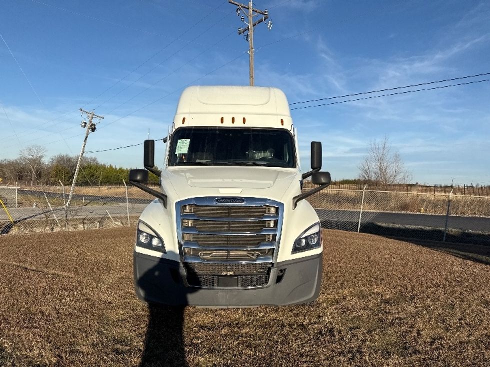 Sleeper Tractor-Heavy Duty Tractors-Freightliner-2021-T12664ST-Rockwall-TX-404,501\n\t\tmiles-$ 74,750 - Image 2