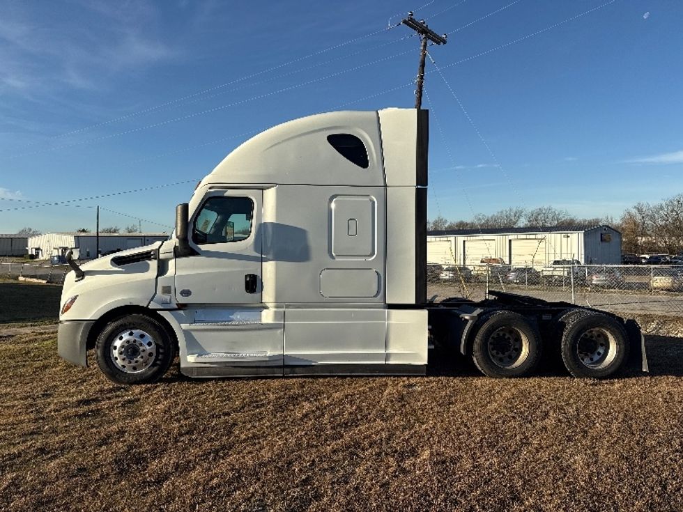 Sleeper Tractor-Heavy Duty Tractors-Freightliner-2021-T12664ST-Rockwall-TX-404,501\n\t\tmiles-$ 74,750 - Image 4
