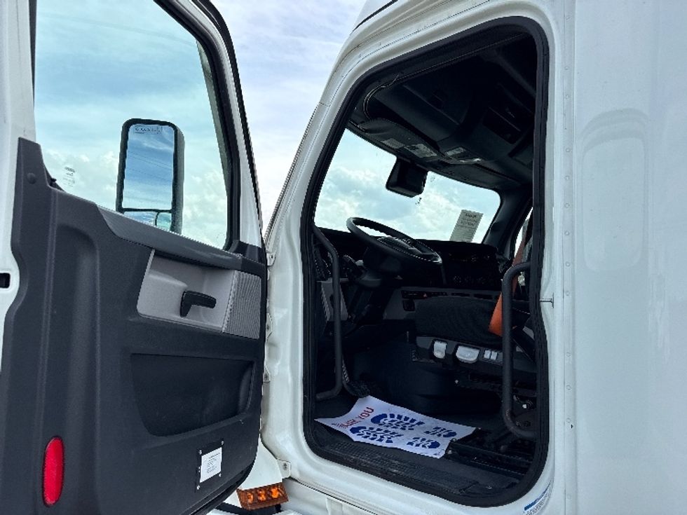 Sleeper Tractor-Heavy Duty Tractors-Freightliner-2021-T12664ST-Rockwall-TX-404,501\n\t\tmiles-$ 74,750 - Image 9