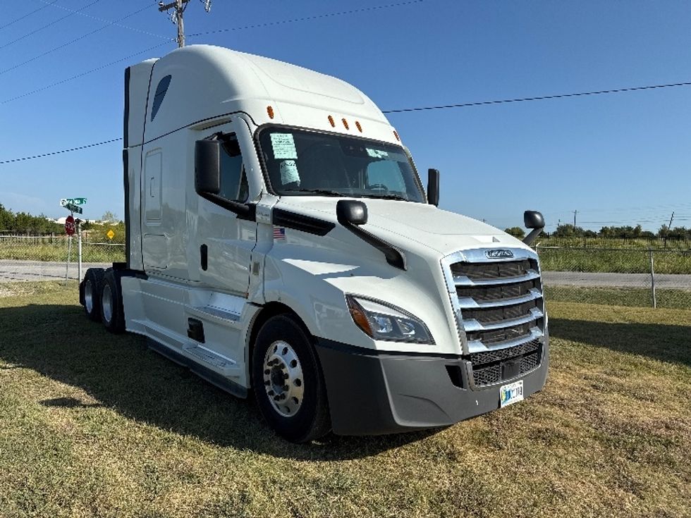 Sleeper Tractor-Heavy Duty Tractors-Freightliner-2021-T12664ST-Rockwall-TX-408,202\n\t\tmiles-$ 80,250 - Image 1