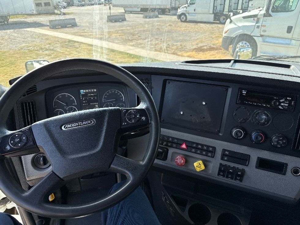 Sleeper Tractor-Heavy Duty Tractors-Freightliner-2021-T12664ST-Rockwall-TX-408,202\n\t\tmiles-$ 80,250 - Image 11
