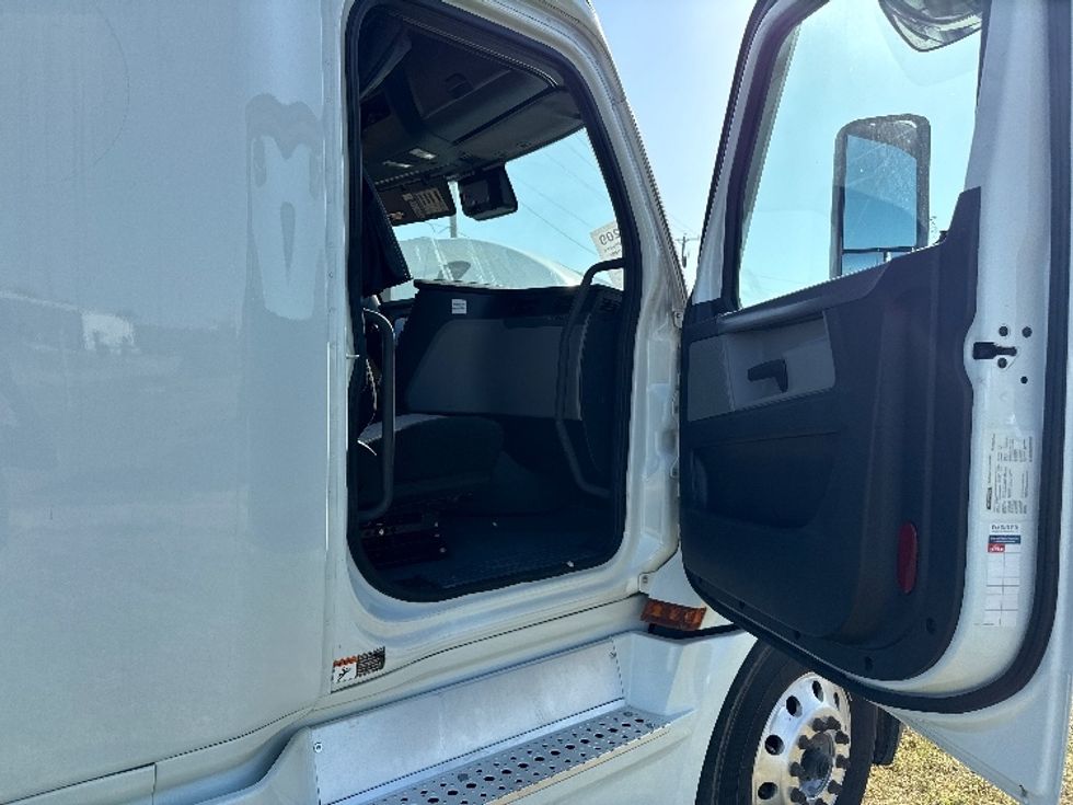 Sleeper Tractor-Heavy Duty Tractors-Freightliner-2021-T12664ST-Rockwall-TX-408,202\n\t\tmiles-$ 80,250 - Image 13