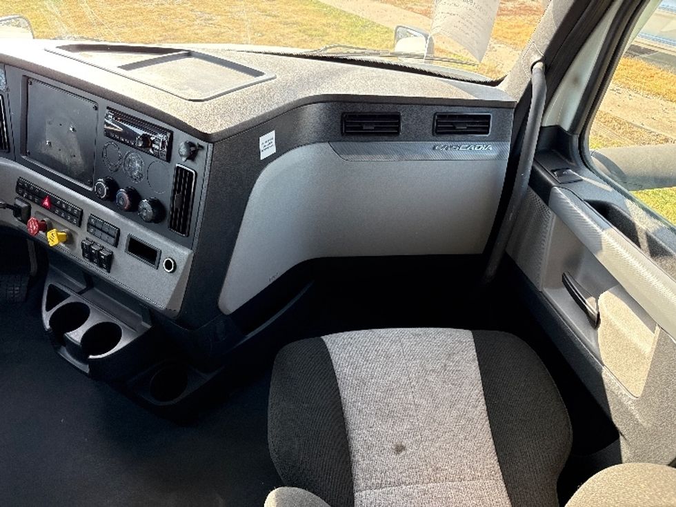 Sleeper Tractor-Heavy Duty Tractors-Freightliner-2021-T12664ST-Rockwall-TX-408,202\n\t\tmiles-$ 80,250 - Image 14