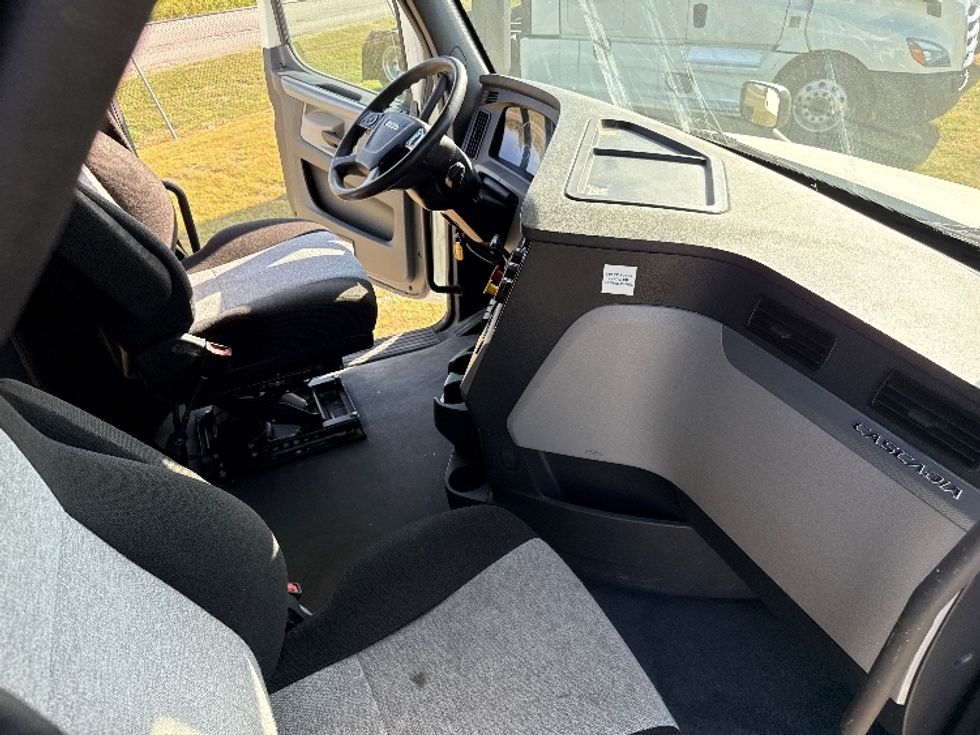 Sleeper Tractor-Heavy Duty Tractors-Freightliner-2021-T12664ST-Rockwall-TX-408,202\n\t\tmiles-$ 80,250 - Image 15