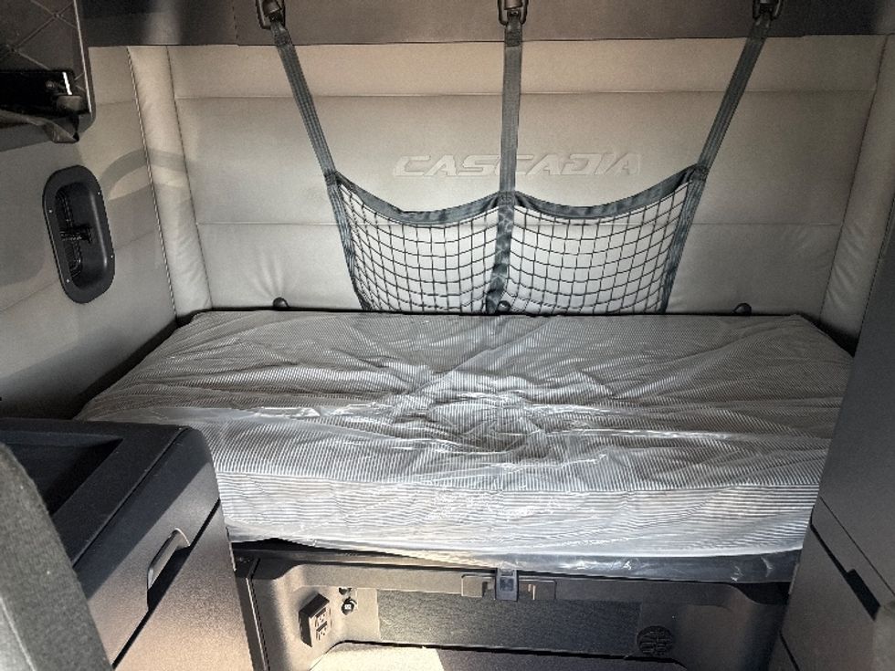 Sleeper Tractor-Heavy Duty Tractors-Freightliner-2021-T12664ST-Rockwall-TX-408,202\n\t\tmiles-$ 80,250 - Image 16