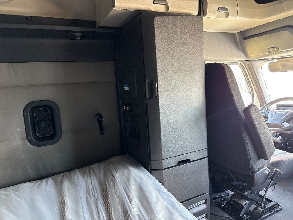 Sleeper Tractor-Heavy Duty Tractors-Freightliner-2021-T12664ST-Rockwall-TX-408,202\n\t\tmiles-$ 80,250 - Image 18