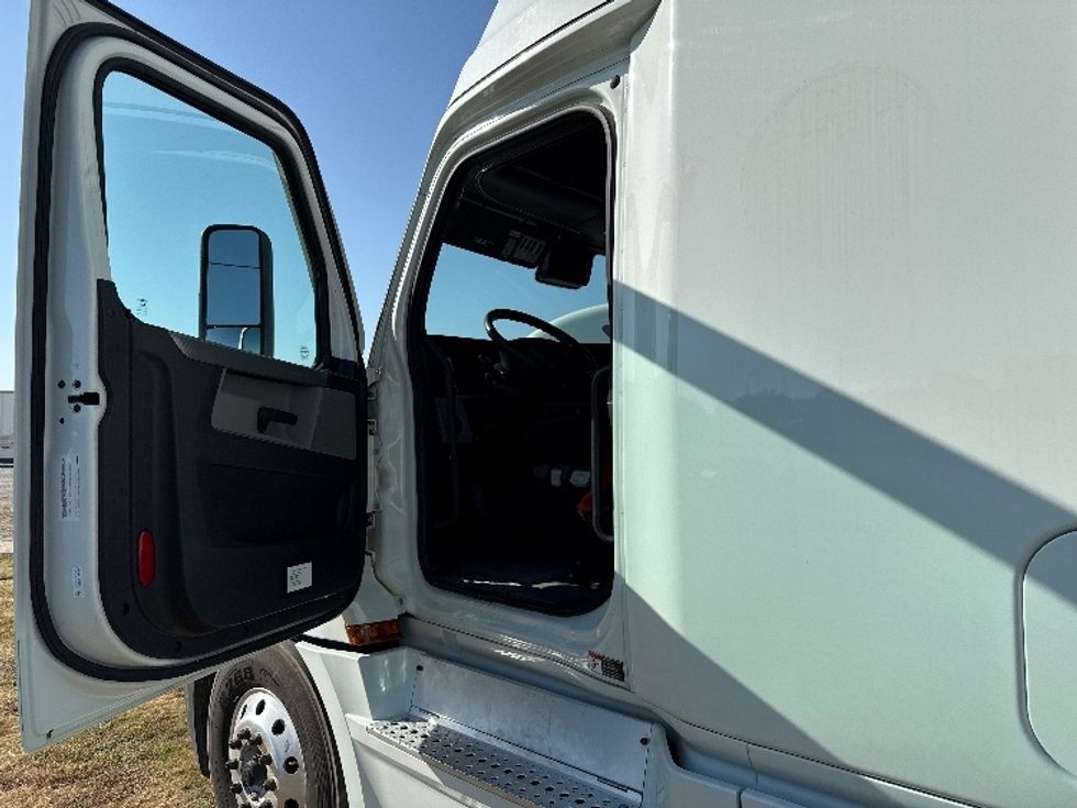 Sleeper Tractor-Heavy Duty Tractors-Freightliner-2021-T12664ST-Rockwall-TX-408,202\n\t\tmiles-$ 80,250 - Image 9