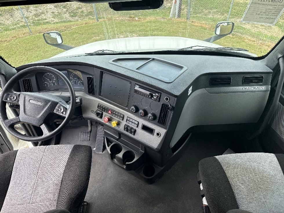 Sleeper Tractor-Heavy Duty Tractors-Freightliner-2021-T12664ST-Rockwall-TX-409,663\n\t\tmiles-$ 80,000 - Image 12