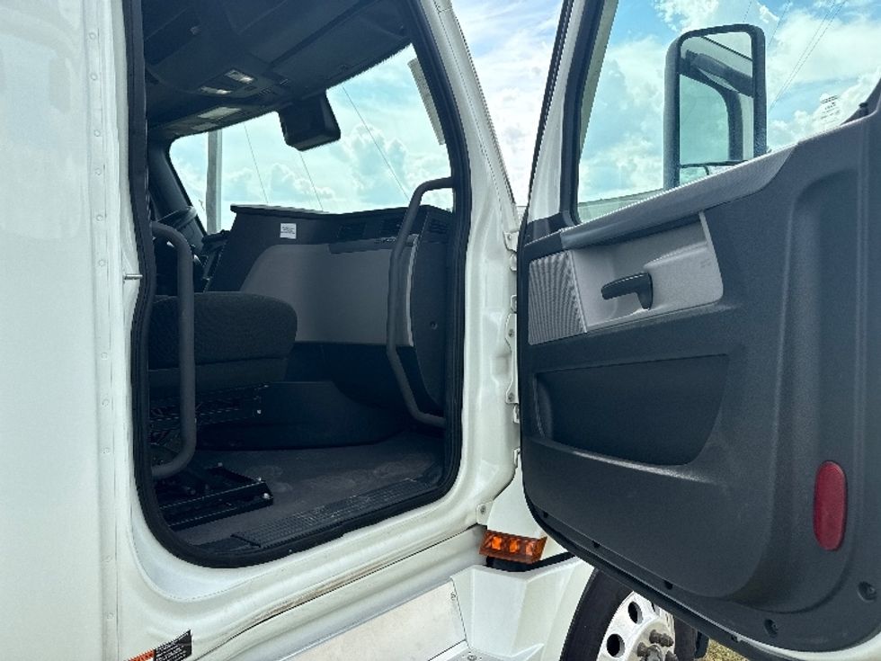 Sleeper Tractor-Heavy Duty Tractors-Freightliner-2021-T12664ST-Rockwall-TX-409,663\n\t\tmiles-$ 80,000 - Image 13