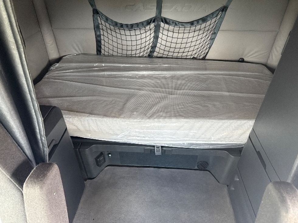 Sleeper Tractor-Heavy Duty Tractors-Freightliner-2021-T12664ST-Rockwall-TX-409,663\n\t\tmiles-$ 80,000 - Image 16